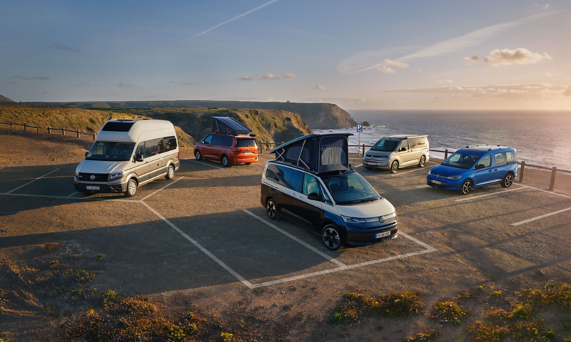 VW Grand California, 3 VW california avec toit relevé et 1 Caddy California