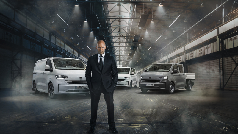 Ο Jason Statham με πίσω του τρία Volkswagen Transporter