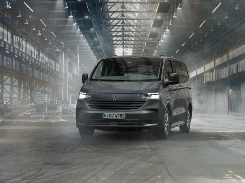 Transporter Combi de Volkswagen Comerciales en el interior de un un almacén con los faros encendidos