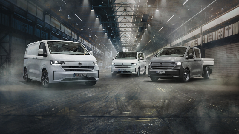 Der e-Transporter Kastenwagen, e-Transporter Kombi und e-Transporter Pritschenwagen stehen in einer Lagerhalle.