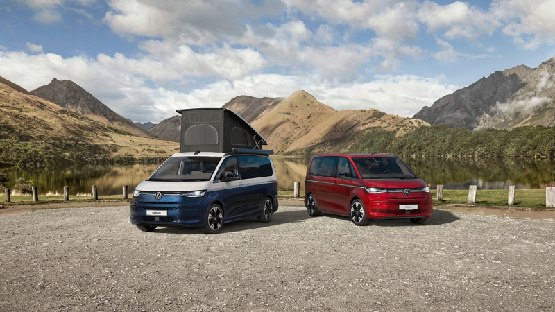 En VW Californai och en Multivan står parkerade bredvid varandra