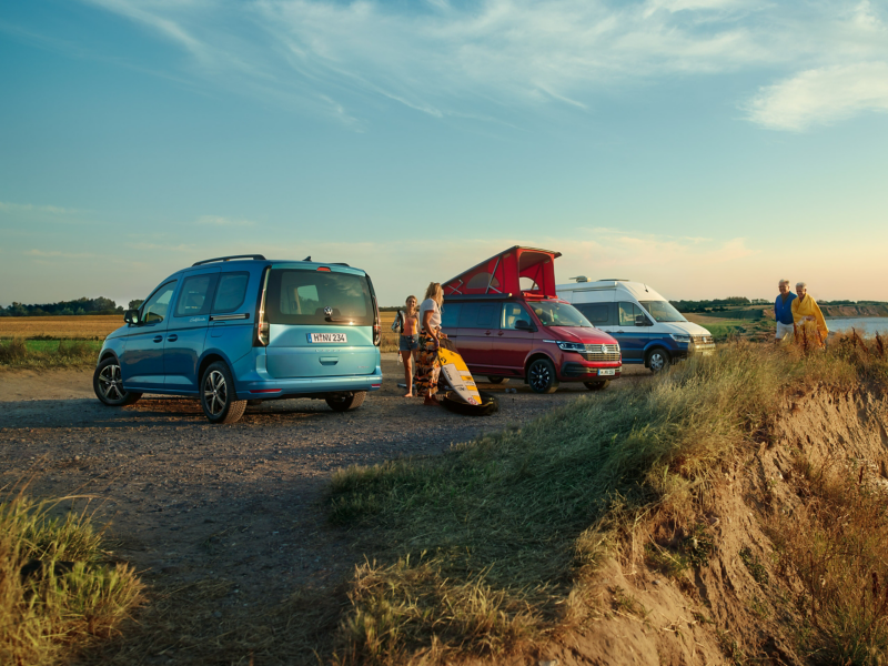 Tres furgonetas Volkswagen aparcadas en terreno de tierra