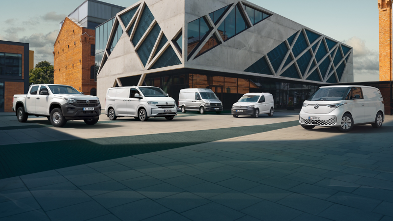 Η γκάμα επαγγελματικών VW μπροστά από ένα κτίριο