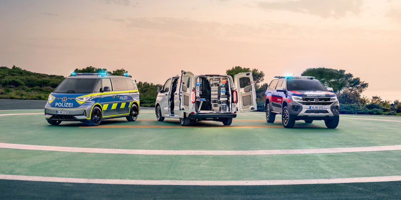 Eine VW 3er Range mit ID. Buzz Polizeiauto, Transporter Kastenwagen mit Sortimo Regalen und Amarok Bergrettungsfahrzeug.