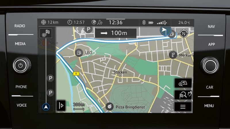 Display und Bedienelemente des Navigationssystems "Discover Media".