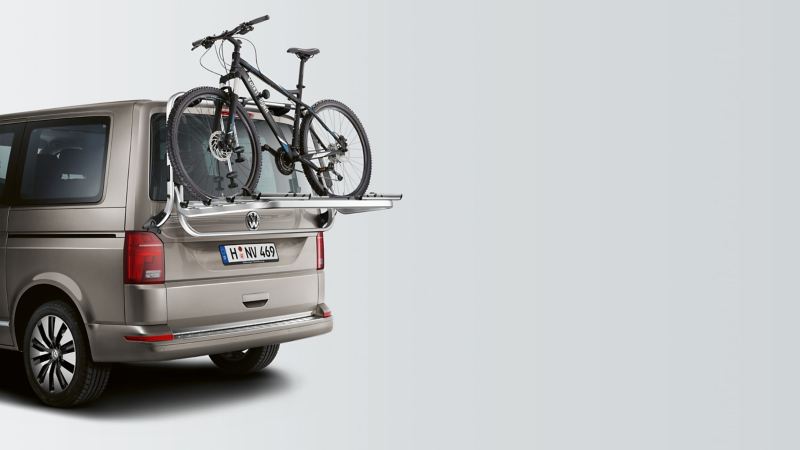 Bagażnik rowerowy zamontowany na tylnej klapie Volkswagen California 6.1.