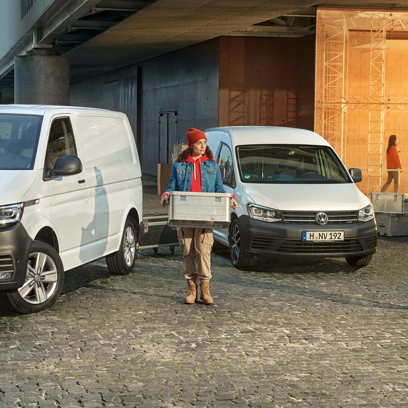 Un Transporter e un Caddy di fronte a un concessionario. 