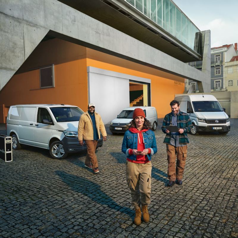 Ein Transporter 6.1, ein Caddy und ein Crafter von Volkswagen Nutzfahrzeuge  stehen nebeneinander.