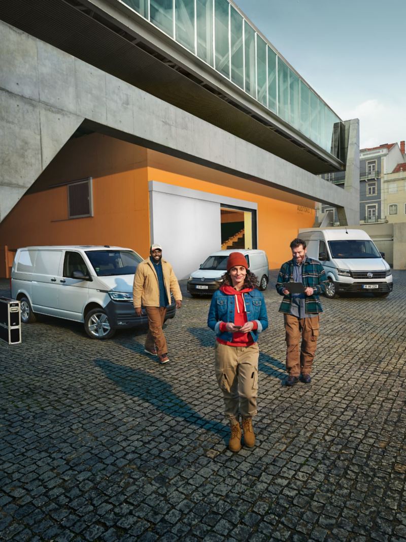 Ein Transporter 6.1, ein Caddy und ein Crafter von Volkswagen Nutzfahrzeuge  stehen nebeneinander.