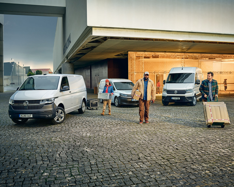 vw transporter, caddy et crafter blancs en déchargement