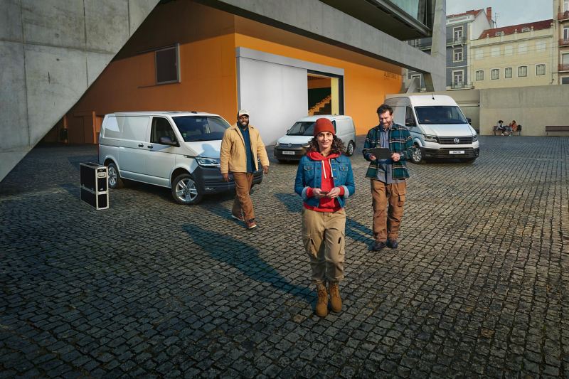 Przedsiębiorcy przed samochodami dostawczymi Volkswagen