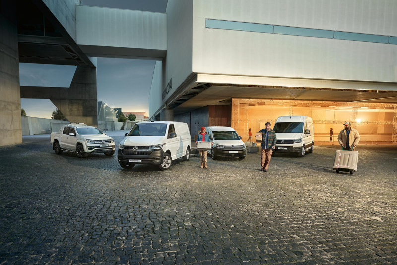 Przedsiębiorcy przed samochodami dostawczymi Volkswagen