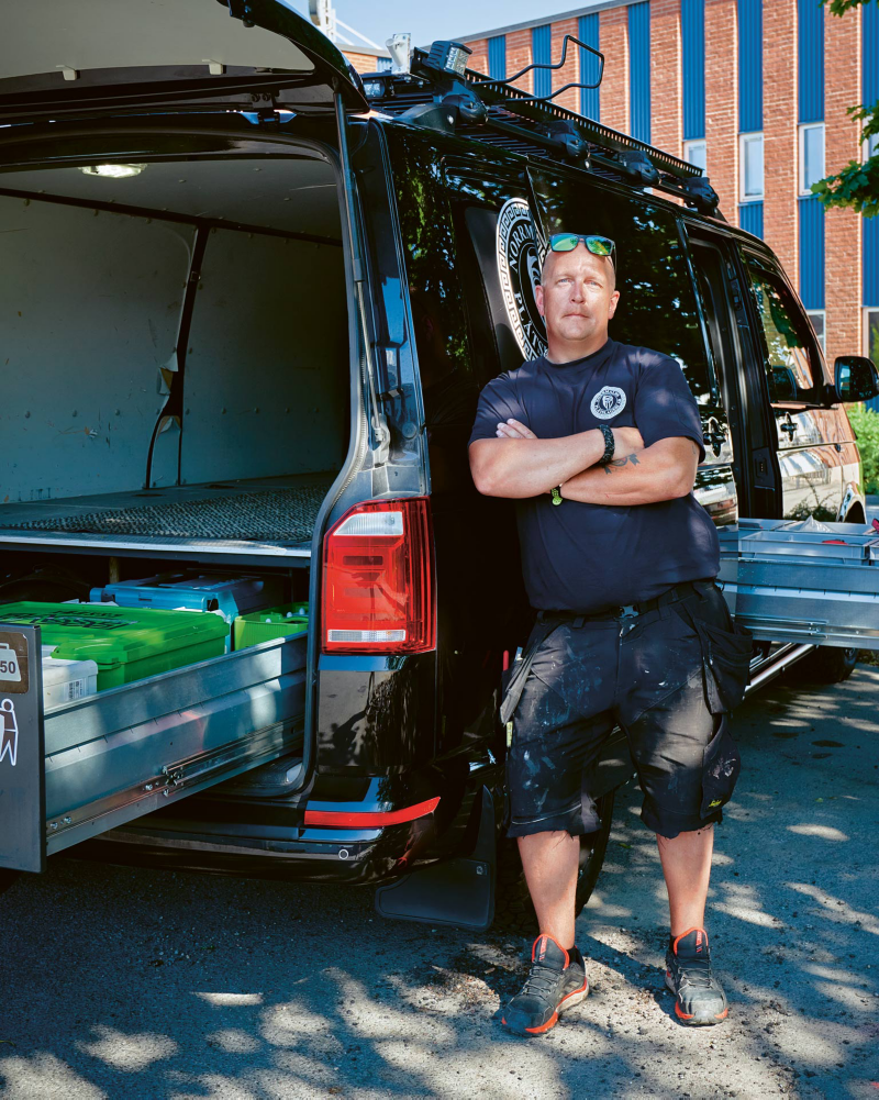 Niklas Bygdemark i sin specialinredda VW transportbil