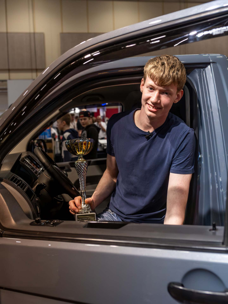 Nils i sin ombyggda VW Transporter med prispokalen för Sveriges häftigaste A-traktor.