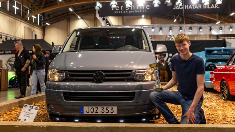 Nils framför sin prisbelönta VW Transporter A-traktor.