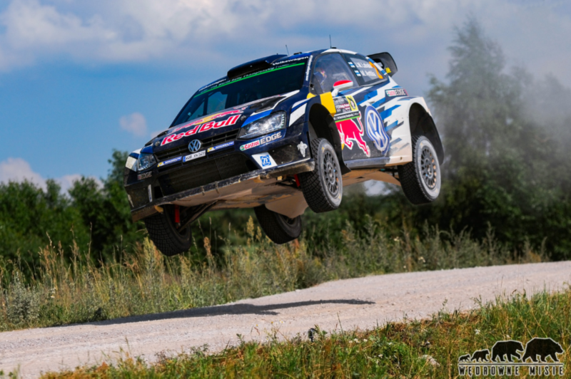 Sportowy Volkswagen w locie.