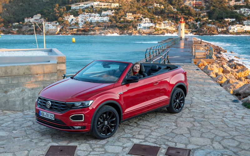 Frau sitzt im T-Roc Cabrio