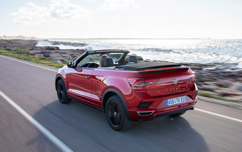 T-Roc Cabrio fährt an der Küste entlang
