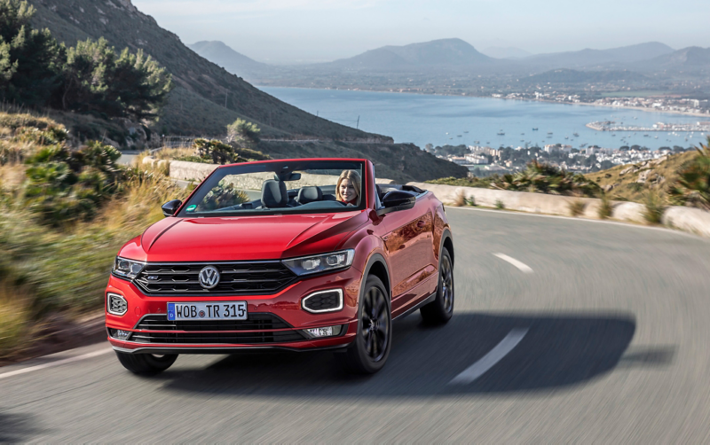 Frau fährt im T-Roc Cabrio den Berg hoch