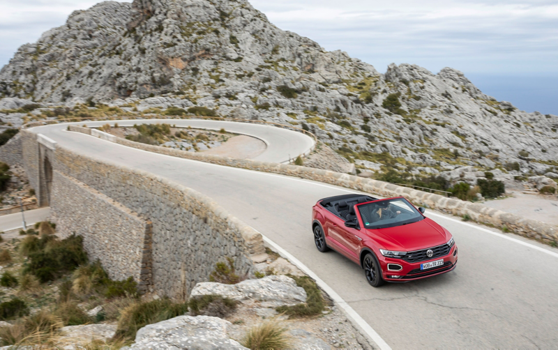 T-Roc Cabrio fährt mit offenem Deck auf dem Berg
