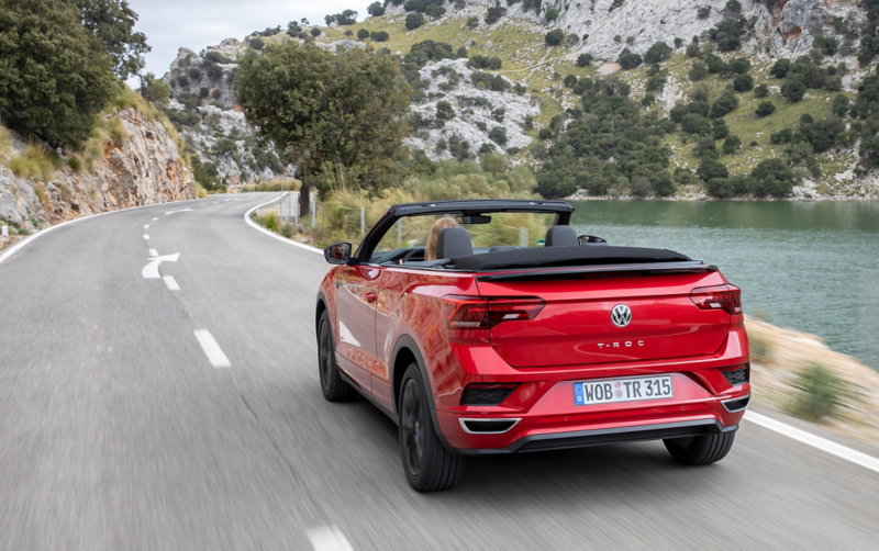 T-Roc Cabrio fährt auf der Strasse
