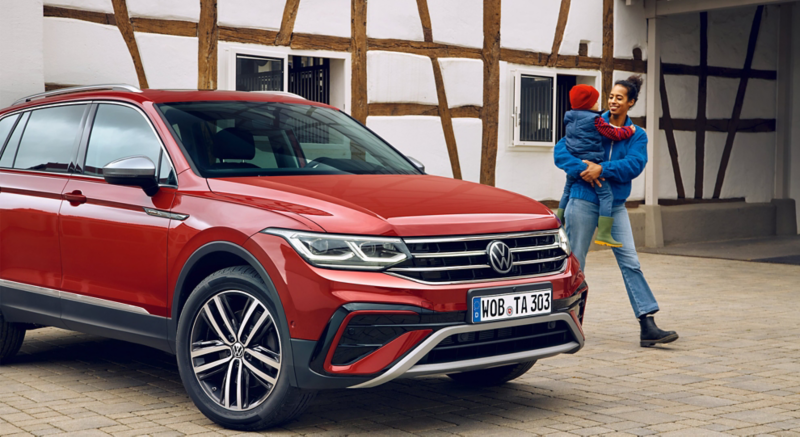 Tiguan Allspace garé devant maison