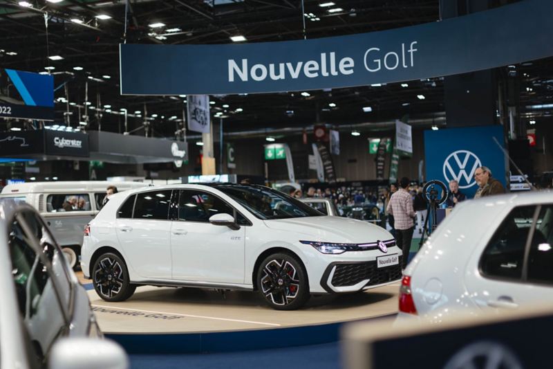 La Nouvelle Golf GTD sur le stand Volkswagen lors du salon Rétromobile 2024.