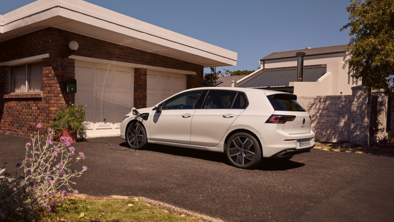 Golf eHybrid en charge devant une maison