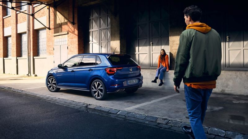 VW Nouvelle Polo bleue garée sur une place de stationnement