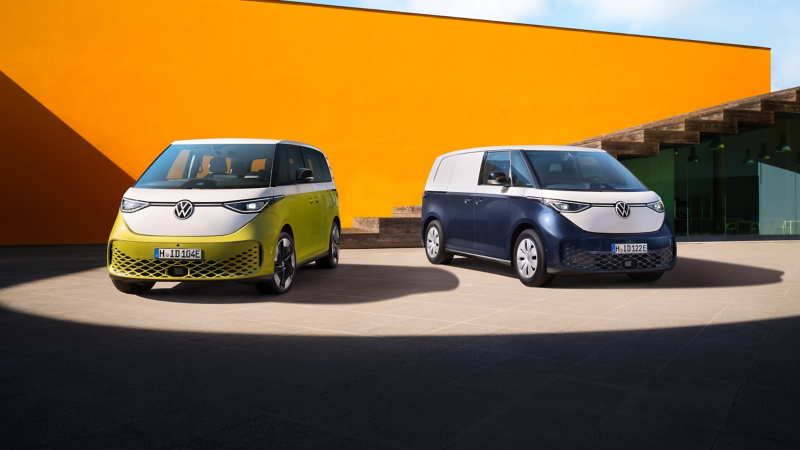 El VW ID. Buzz y el VW ID. Buzz Cargo aparcados.