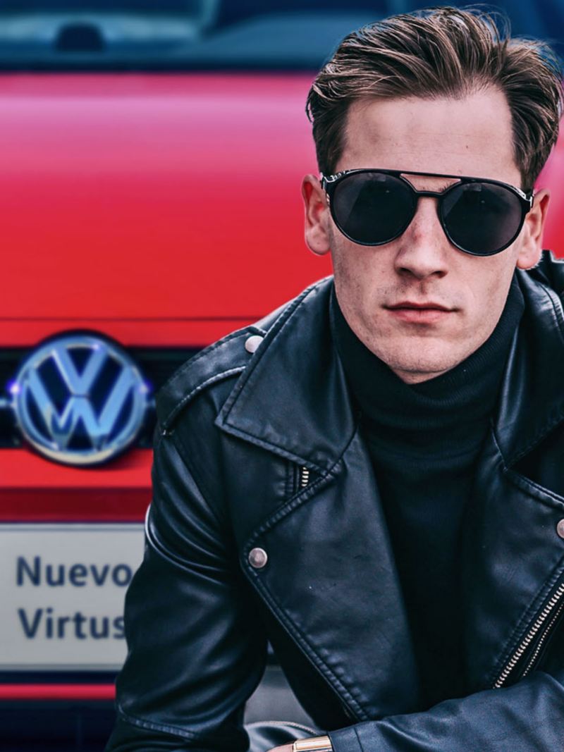 Nueva imagen de Imagen de VW México - Nuevo Virtus, auto sedán estacionado detrás de joven