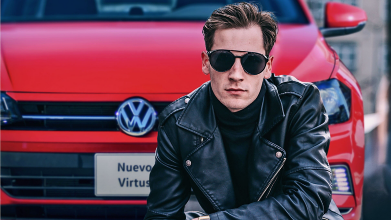 Nueva imagen de Imagen de VW México - Nuevo Virtus, auto sedán estacionado detrás de joven