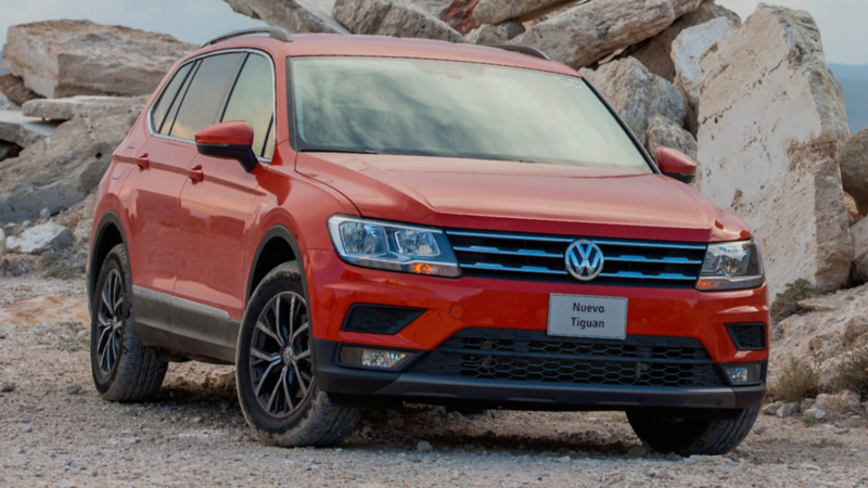 Tiguan SUV de Volkswagen en color rojo tornado estacionado sobre terracería