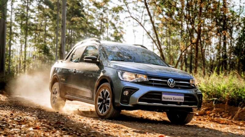 Volkswagen Saveiro 2023 en terreno todoterreno, destacando su diseño moderno y robustez ideal para trabajo y uso diario.