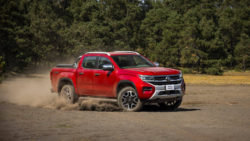 Nueva camioneta tipo pick-up Amarok Aventura color rojo