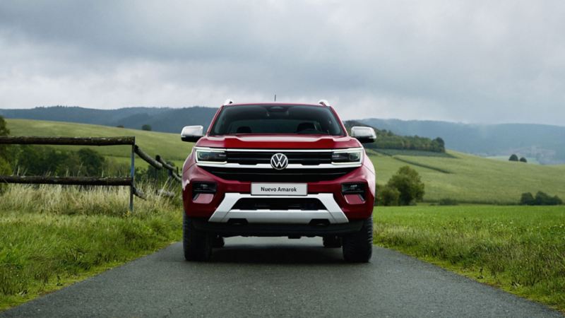 Nuevo Amarok Style color rojo en carretera