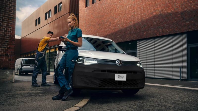 Nuevo Caddy VW 2022 color blanca en calles de la ciudad
