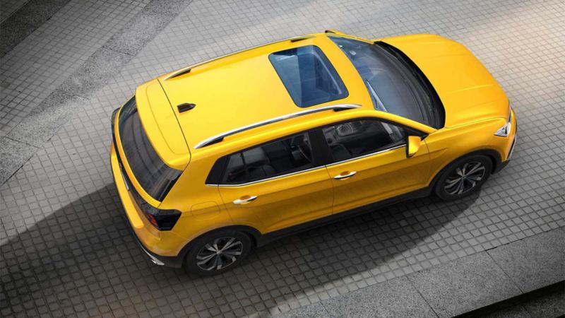 Nuevo T Cross Volkswagen en color amarillo. Vista de techo corredizo. 