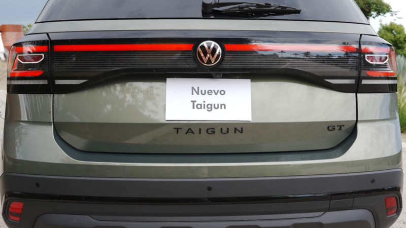 Nuevo Taigun 2026. Vista trasera de SUV de color verde olivo, con luces traseras que resaltan. 
