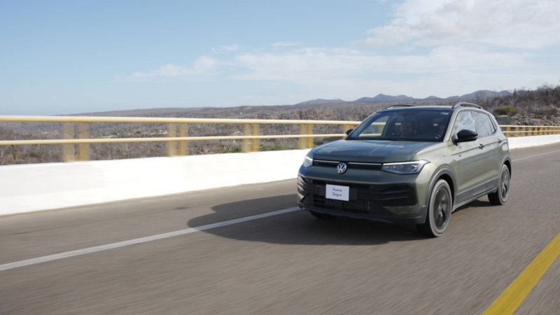 Nuevo Taigun 2026 GT circula en una carretera de Baja California Sur.