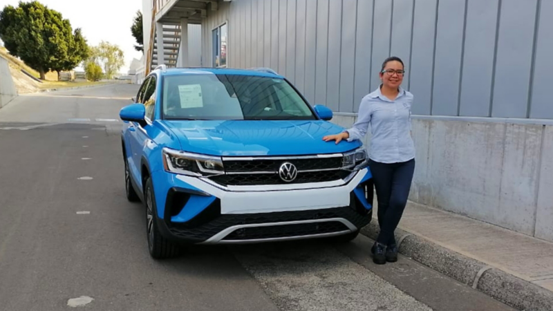 Isabel Jaramilo parada SUV Nuevo Taos Volkswagen 