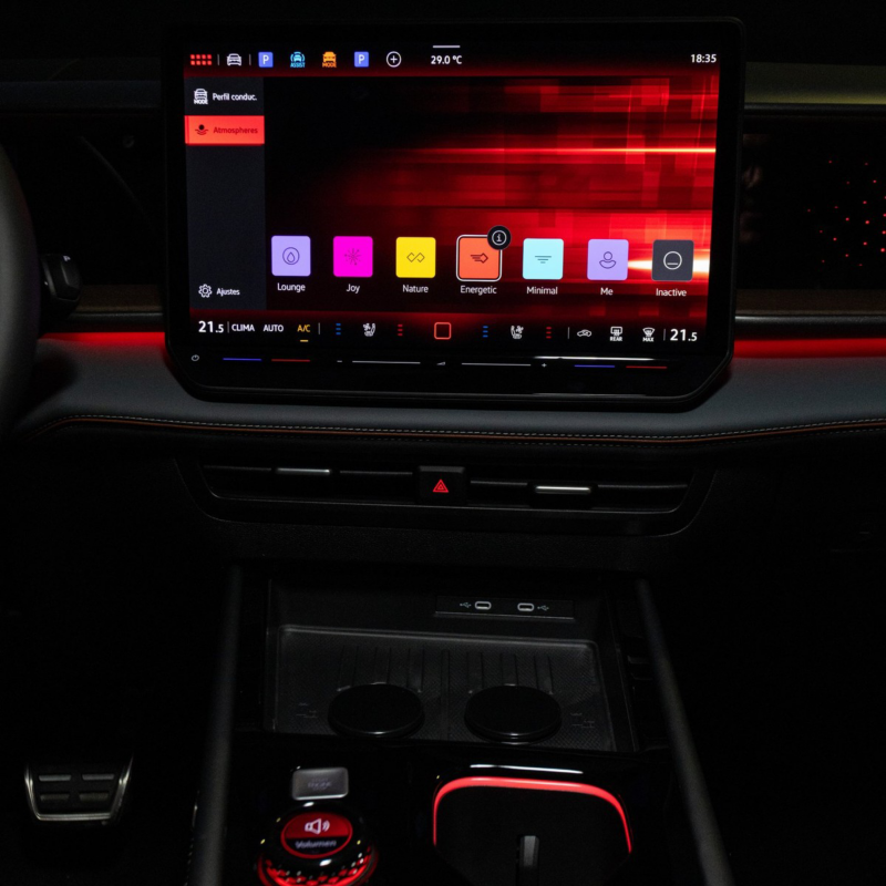 Pantalla táctil de Nuevo Teramont con modos ambientales y climatización, sobre una consola con luz roja.