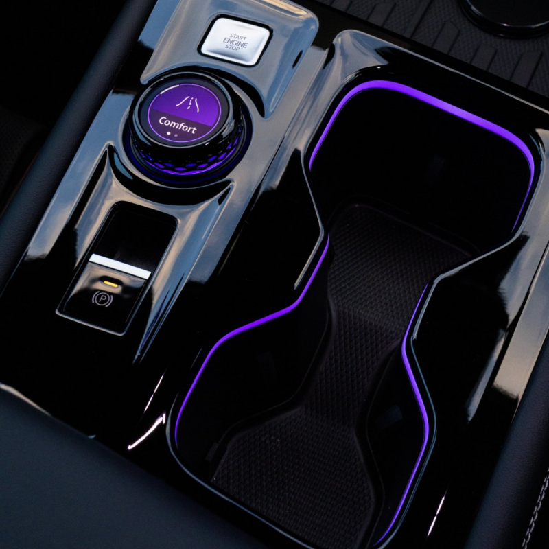 Selector de modos de Nuevo Teramont con luz morada, botón de arranque y freno de estacionamiento eléctrico.