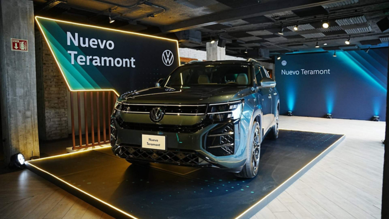Teramont Volkswagen exhibido sobre una plataforma iluminada, con paneles del modelo al fondo.