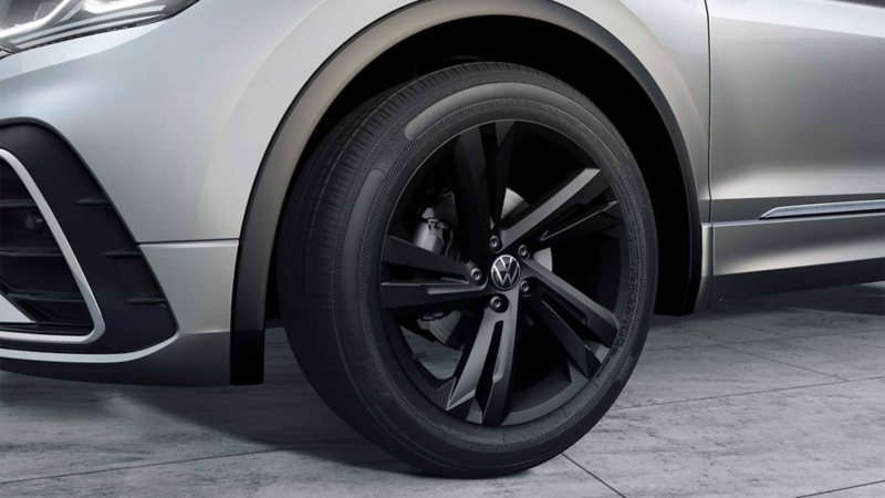 Tiguan 2022. Rines de camioneta SUV en tono negro.