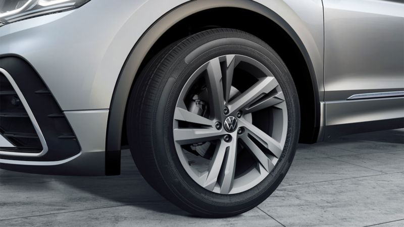 Imagen de los rines del nuevo Tiguan 2022 en color titanio.