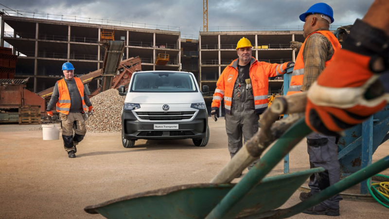 Personal de trabajo desciende del vehículo VW Transporter