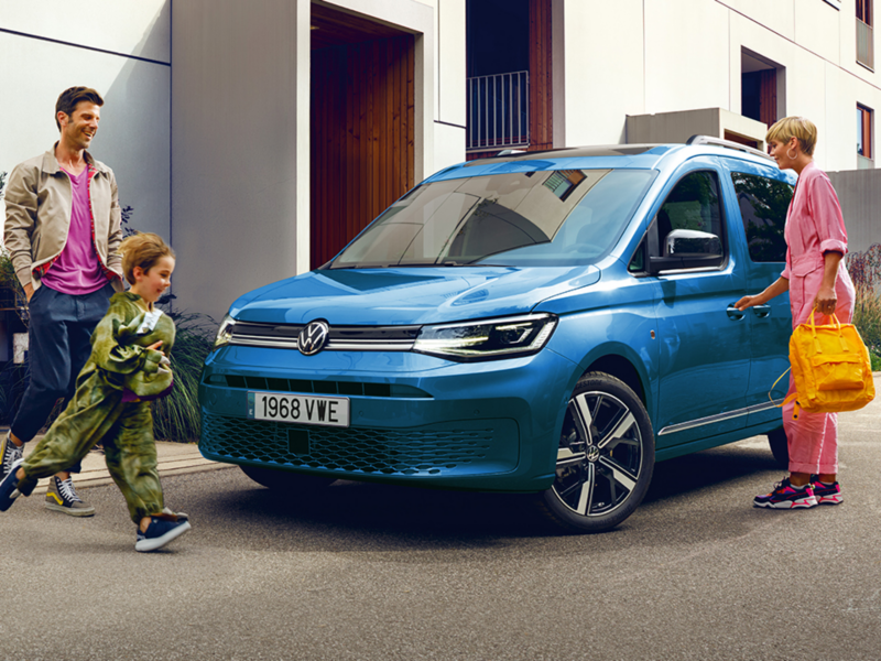Una familia junto a un VW Caddy Cargo