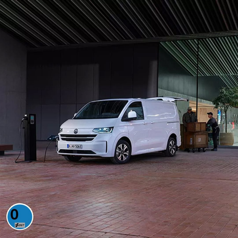 Una furgoneta Volkswagen Comercial blanca siendo cargada con etiqueta de Cero Emisiones