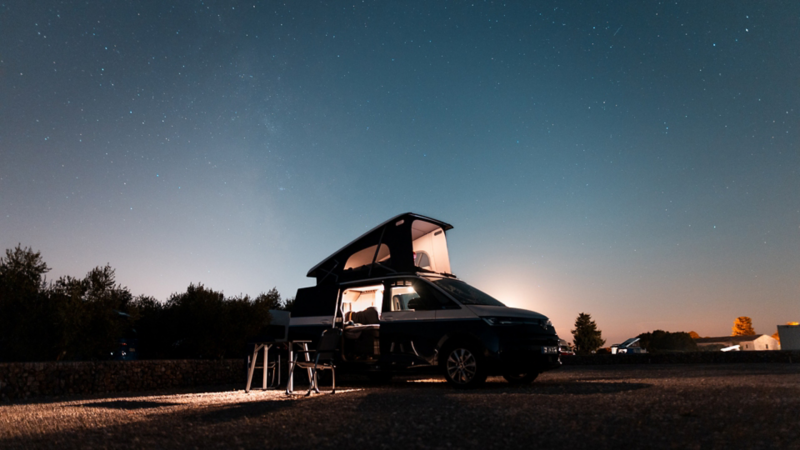 Nya VW California med uppfällt popuptak i solnedgång